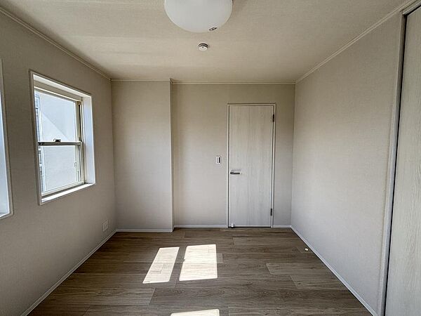 ２階洋室約5.８帖、一番広いお部屋はメインの主寝室としてご活用ください☆