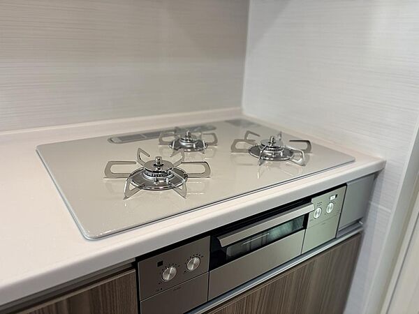 グリル付き3口ガスコンロ完備！お掃除しやすいガラストップ仕上げです☆
