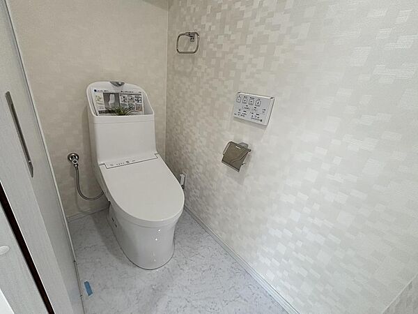 水洗浄便座付きトイレを新規交換設置！お掃除しやすいスッキリとしたデザインで、壁面のさりげないアクセントクロスがおしゃれで清潔感のある空間を演出します。