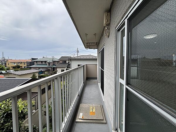 前面に遮るものがなく開放的な眺望が広がるバルコニー！2階部分につき陽当り・通風ともに良好で、洗濯物やお布団も気持ちよく乾きます。