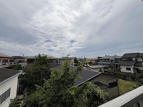 2階部分からの見晴らしの良い開放的なロケーション！周囲は低層住宅街が広がっており、大きな空と緑を感じながら穏やかで気持ちの良い眺望を楽しめます。