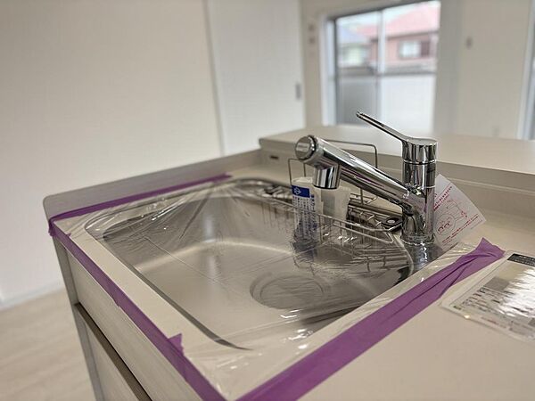 新規交換済みの広々としたステンレスシンク！いつでもおいしいお水が使える浄水器一体型水栓を採用。洗剤ラック付きでシンク周りをいつも清潔でスッキリと保てます。