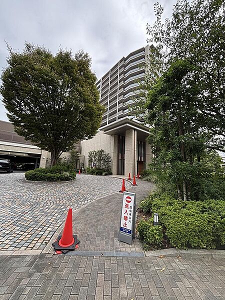 【エントランス・車寄せ】雨の日の乗り降りにも便利な車寄せを完備したメインエントランス。ホテルライクで重厚感あふれる車寄せアプローチが、上質な暮らしを演出します。