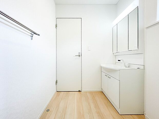 家の中でも特にプライベートスペースとなる洗面所は、洗濯場所と浴室を同じ空間でまとめております。小窓を設置しておりますので、熱気などが籠りやすい空間でちょっとした空気の入れ替えを。