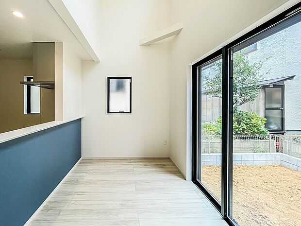 リビングは上部が吹き抜けで明るく開放的です。将来にわたって価値が継続する上質な佇まい。