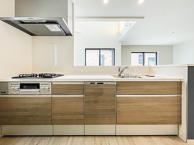 木目調のキッチンは落ち着いた雰囲気で収納もたくさん。嬉しい食洗器付です。汚れも目立ちません。