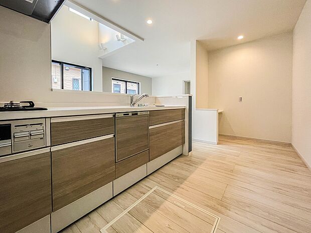 カウンターがあると配膳が楽なことがメリットの一つ。後片付けをするときも、ダイニングテーブルからあまり動かずに流し台へ運ぶことができるので便利です。