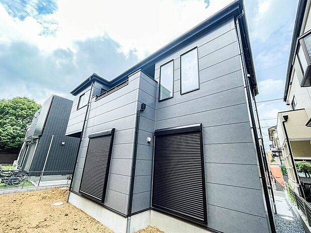 堂々たる趣ながら、主張し過ぎずどこか余裕を感じさせるシャープなフォルムで佇む邸宅は、晴天の空と照らし合わせる事で、本来あるべき完成形の姿を見せてくれます。