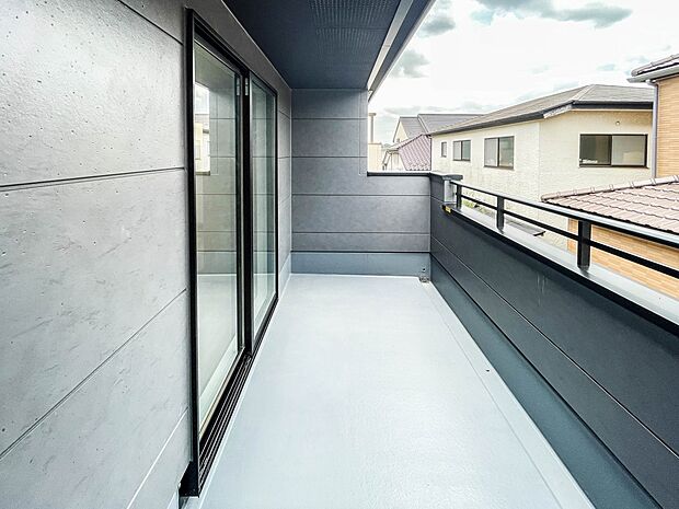 南バルコニーから差し込む陽光・通風は、住環境・快適性と共に有り続ける貴重な「財産」です。この新築戸建に住まう事で手に入れるものは、きっと日常にとっても貴重な存在となるはずです。