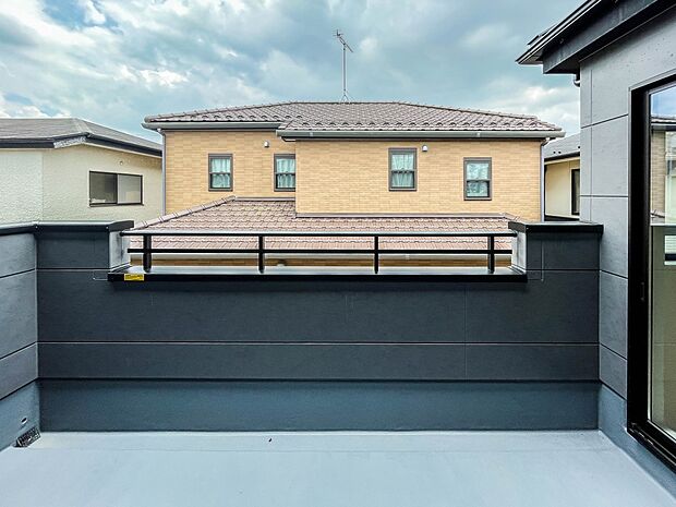 バルコニーはお洗濯物干しだけではもったいない。プランター栽培もできる程の広さです。