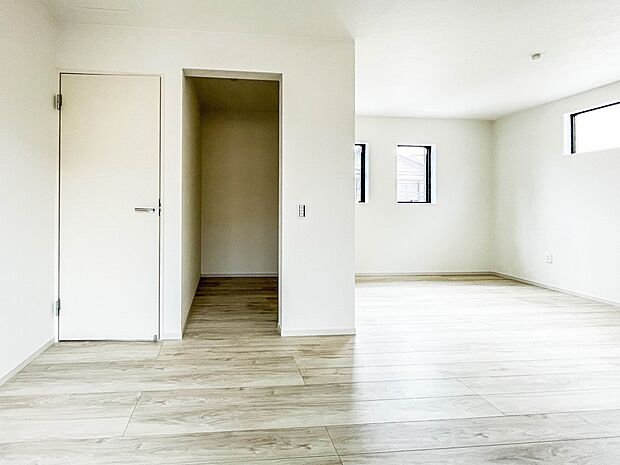 独立性を高めたお部屋。たっぷりの収納も配備しており、片付いた空間を現実出来そう。陽光も降り注ぐ明るく開放的な空間が魅力的。