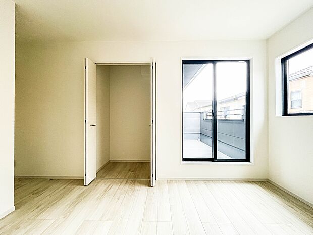 柔らかな光り差し込む家族に優しい洋室は子供部屋にぴったり。