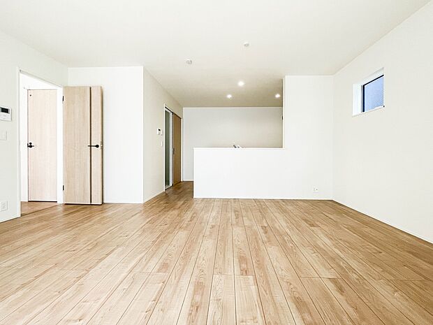 リビングは、食事スペースと寛げる場所設けてもまだ余裕の広さ。明るい光が照らしてくれます。