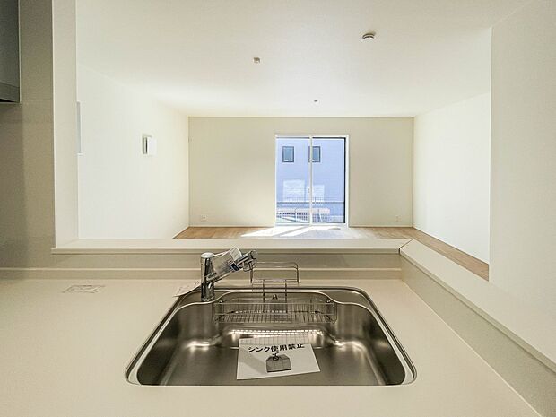 キッチン吊戸棚を無くす事によって、コミュニケーションを重視した設計に致しました。区画によって変わる一体感を、実際にご覧になって頂けましたらと思います。 