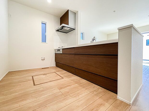 三口コンロで料理の幅を拡げてくれる使いやすいシステムキッチンを採用。洗い場も大きいので野菜や食器を洗ったりする際にも捗り、奥様の強い味方となってくれるはずです。