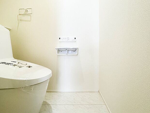 快適な生活を送るための必須アイテムとなった洗浄機能付トイレ。おしり洗浄、ビデ洗浄、暖房便座の3つの機能を標準装備しています