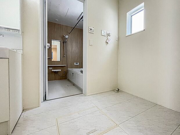 毎日使う洗濯機。しっかりと奥行きのある置き場が確保されています。