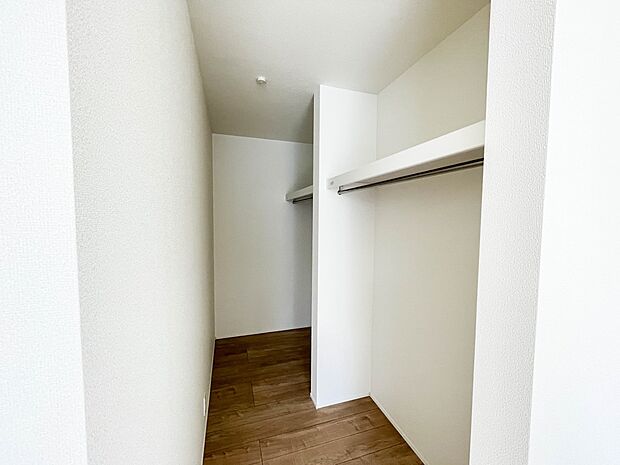 ウォークインクローゼットのメリットは、衣類の他、バッグやアクセサリーなど、身につけるものを一部屋に集めて管理できること。必要なときに見つけやすいです。