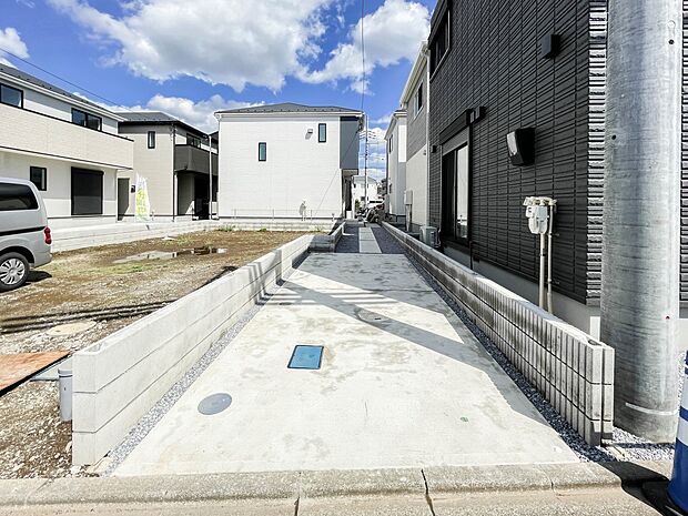 戸建ての購入を検討することになったきっかけに「駐車場を持てること」を挙げる方が多くいらっしゃいます。駐車場代金を支払続ける必要がないことは、駐車場付き戸建を持つ最大のメリットです。