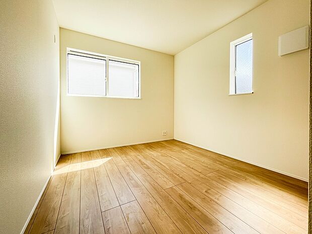 柔らかな日差しが入る洋室は落ち着いた雰囲気のお部屋です。ベッドを置いてゆったりと心も体も休まるお部屋へ。