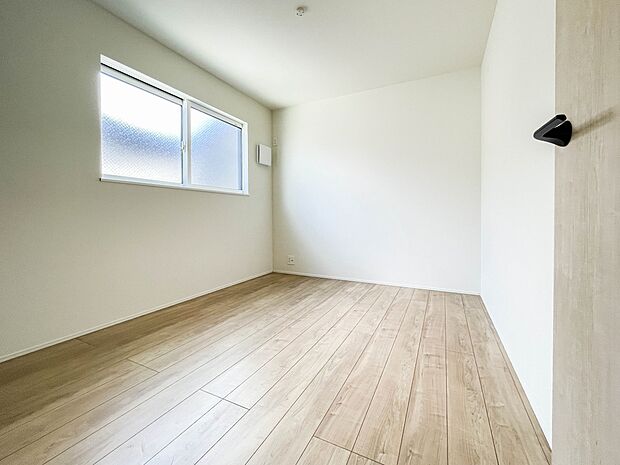 陽射しが差し込む明るいお部屋。朝は太陽の光を浴びて一日の始まりです。広いクローゼットも有難い。