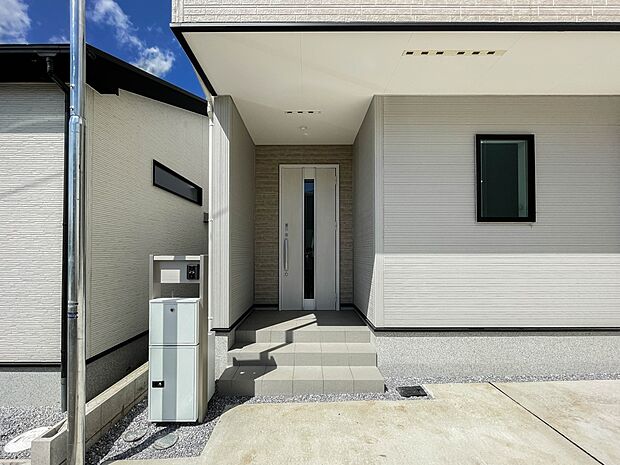 玄関前に季節のお花を置いて可愛く演出してみてはいかがですか。来客が憧れる玄関造りを楽しんで下さい。