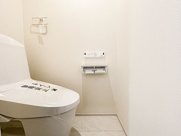 快適な生活を送るための必須アイテムとなった洗浄機能付トイレ。おしり洗浄、ビデ洗浄、暖房便座の3つの機能を標準装備しています