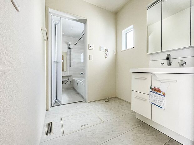 大きく見やすい三面鏡で清潔感ある洗面台は、身だしなみチェックや肌のお手入れに最適です。何かと物が増える場所だからこそ、スッキリと見映えの良い空間に拵えました。