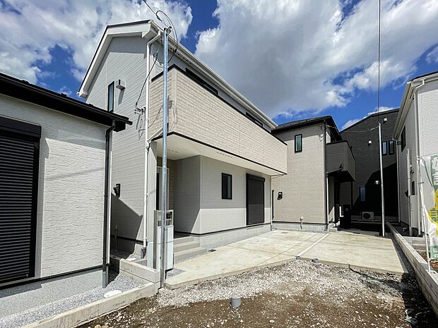 堂々たる趣ながら、主張し過ぎずどこか余裕を感じさせるシャープなフォルムで佇む邸宅は、晴天の空と照らし合わせる事で、本来あるべき完成形の姿を見せてくれます。