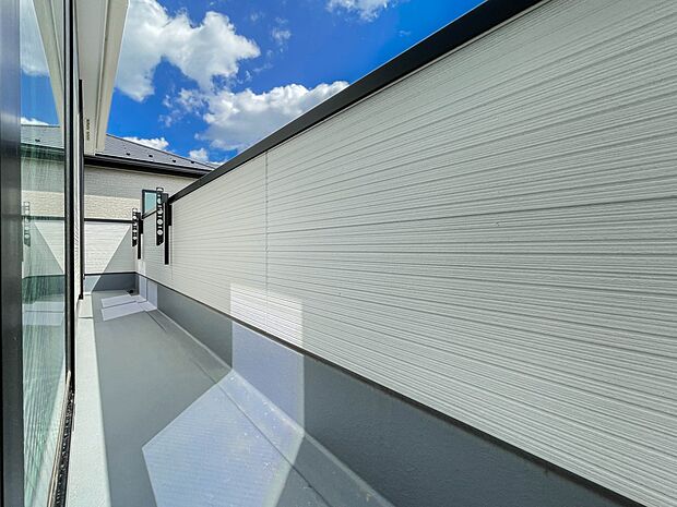 洗濯物を干したり、布団を干したり、ゴミを一時保管したり…　