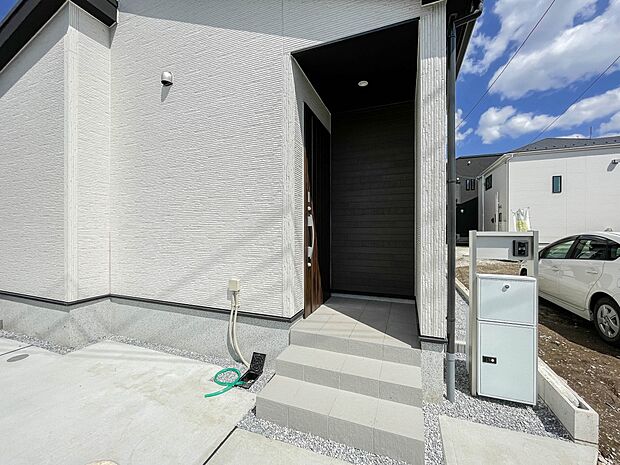 玄関の扉を開けると家族の待つお家。幸せを感じる瞬間です。