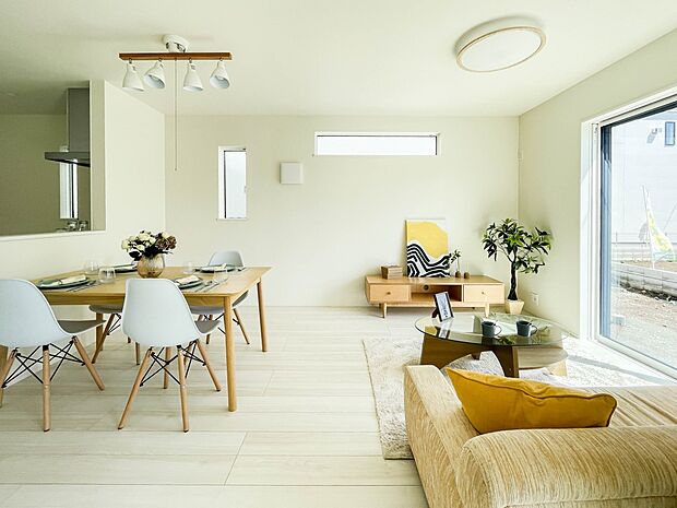 通風・採光に優れ、心地よい光と風が溢れています。 贅沢で豊かな居住性と、プライドを満たすクオリティが見事に調和した住空間。新築ならではの快適なひとときをご体感頂ける筈です。