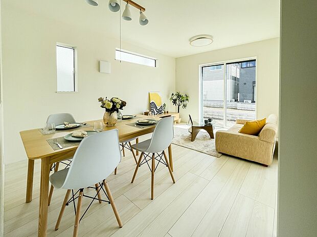 太陽の光が照らす明るいリビングは、開放感があり通風・採光に優れ、心地よい光と風が舞い込んできます。心休まるリビングは何よりも快適な時間を過ごせます。