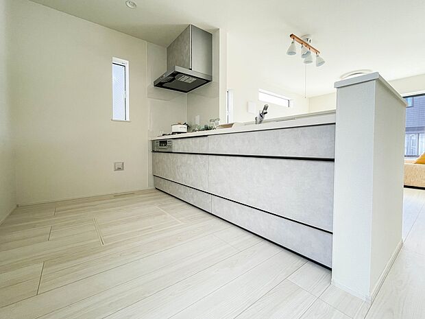 明るい自然光が入る作業スペースを多くとったキッチン採用。夫婦揃ってキッチンに立っても調理がしやすく、家事をしながら会話も弾みます。食器類もすっきりと片付く収納力。