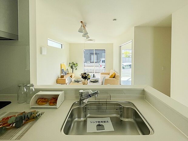 人工大理石のワークトップやシンクは、水を流しただけできれいになったように見えます。白いキッチンは明るく清潔感があり、とっても素敵です。