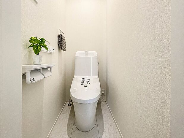 シャワートイレは嬉しい設備。ちょっとした小物で癒しの空間を作ってください。