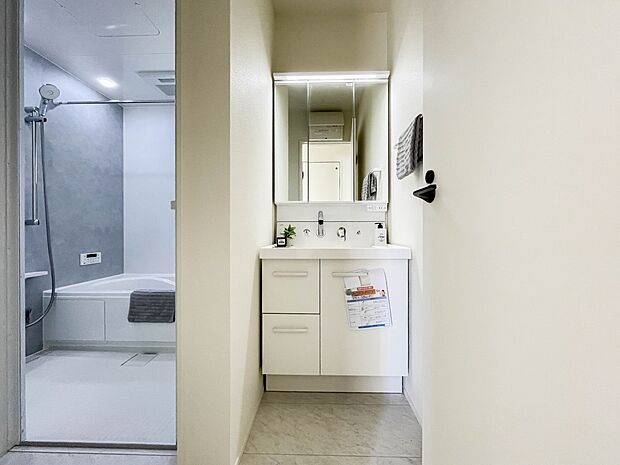 洗面室のある脱衣所は広々。脱いだお洋服をそのままお洗濯。