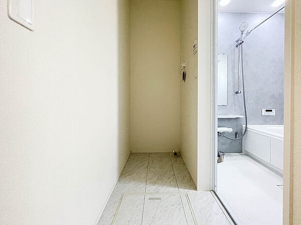 毎日使う洗濯機。しっかりと奥行きのある置き場が確保されています。
