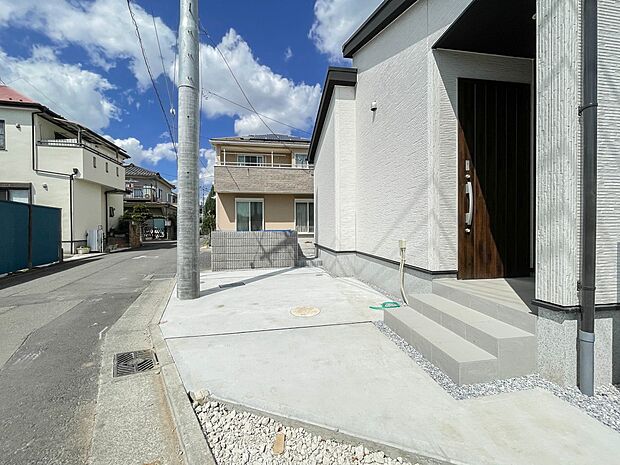 戸建ての購入を検討することになったきっかけに「駐車場を持てること」を挙げる方が多くいらっしゃいます。駐車場代金を支払続ける必要がないことは、駐車場付き戸建を持つ最大のメリットです。