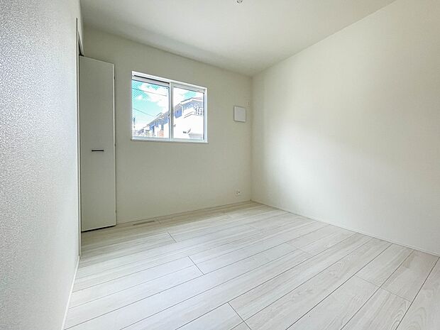 陽射しが差し込む明るいお部屋。朝は太陽の光を浴びて一日の始まりです。広いクローゼットも有難い。