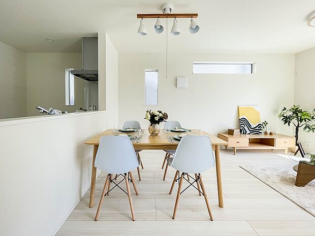 キッチンカウンターがあると配膳が楽なことがメリットの一つ。後片付けをするときも、ダイニングテーブルからあまり動かずに流し台へ運ぶことができるので便利です♪