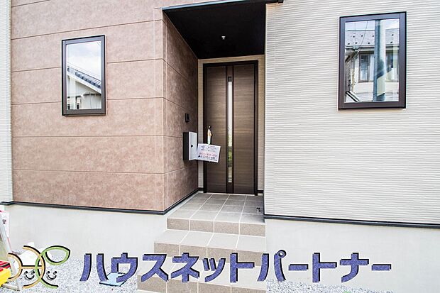 上質感漂う玄関へのアプローチ。居住者の帰り、訪れる方を優しく迎える・安らぎに満ちた生活空間を予感させる。健やかな暮らしを楽しめそう。