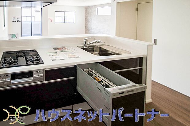 ビルトイン食器洗乾燥機完備。家事のお手伝いをしてくれる奥様の味方です。食器を洗っている間にお掃除など、様々なシーンで家事の時短に役立つ食洗機。省スペースのビルトインタイプを採用致しました。