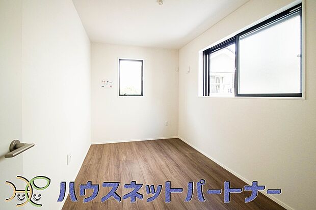 明るい窓のあるお部屋は子供部屋にぴったり。可愛い家具で素敵なお部屋に。