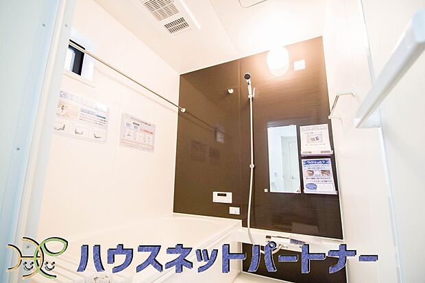 高級感溢れるカラーと大きさ・柔らかな曲線で構成された半身浴も楽しめるバスタブが心地よさをもたらします。