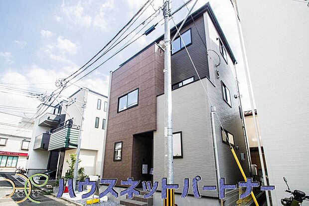 街に溶け合う美しい景観と、採光や風通しを考えて設計された間取り。近隣の視線を考え調整した窓位置など、外観だけでなく、住まうご家族の心地よさを最優先しました。