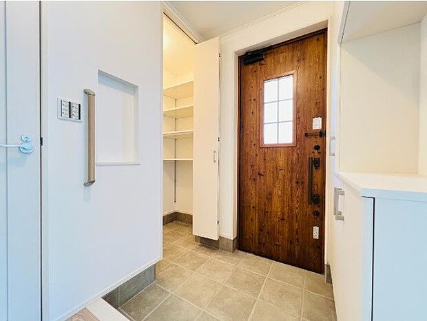 背の高いシューズボックスは、スタンドミラーにもなって全身のコーディネートチェックが可能。朝の身だしなみチェックに最適です。