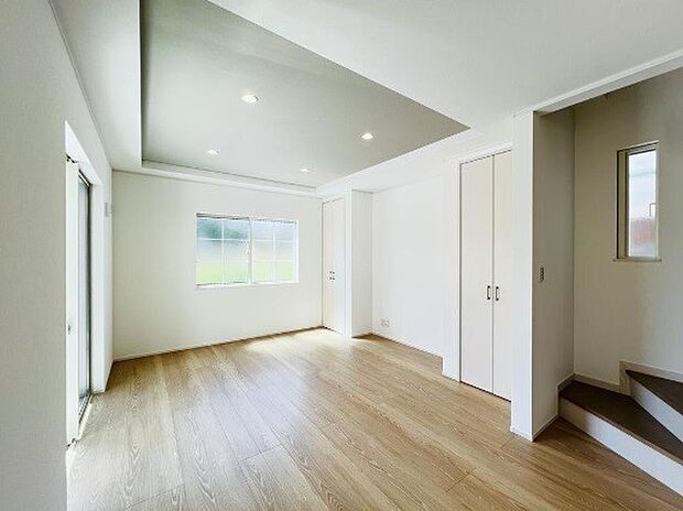 折り上げ天井は開放感があり通風・採光に優れ、心地よい光と風が舞い込んできます。心休まるリビングは何よりも快適な時間を過ごせます。