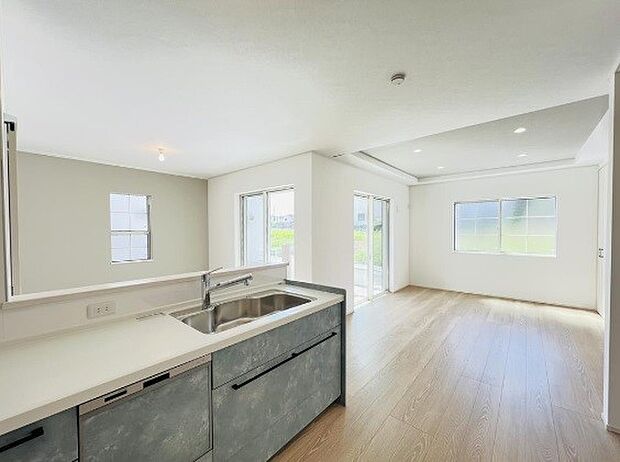 陽だまりのある光彩豊かなリビングは、何よりも快適で心休まる時間を過ごせます。