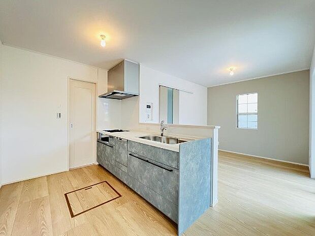 カウンターキッチンなら、リビングで遊ぶ子供の様子を見ながら料理ができるので安心です。料理を運んでもらったり、子供にお手伝いしてもらいやすいのもいいですね。